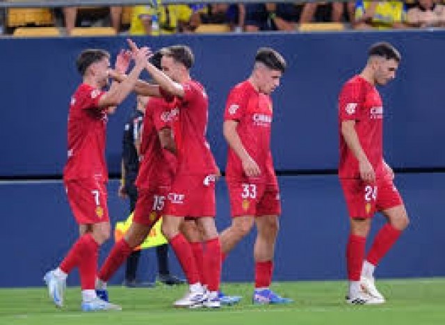 El Cádiz empieza mal contra el Zaragoza y el Mirandés supera al Córdoba