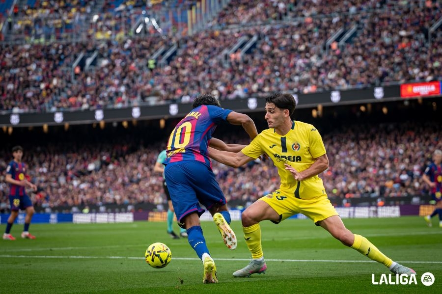 Cardona en el mano a mano de Lamine, en la jugada del 2-0.