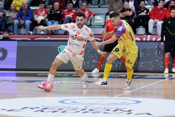 ElPozo conserva el liderato superando al campeón de Europa en un buen partido de los granas en el Palacio