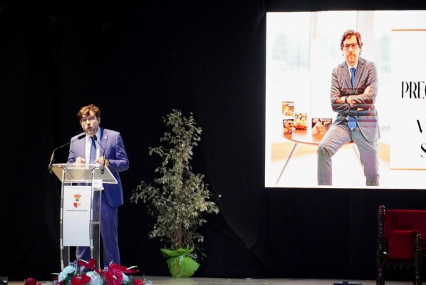 Santomera condecora a Vicente Soto, director general de Fripozo, con la Medalla al Mérito Empresarial