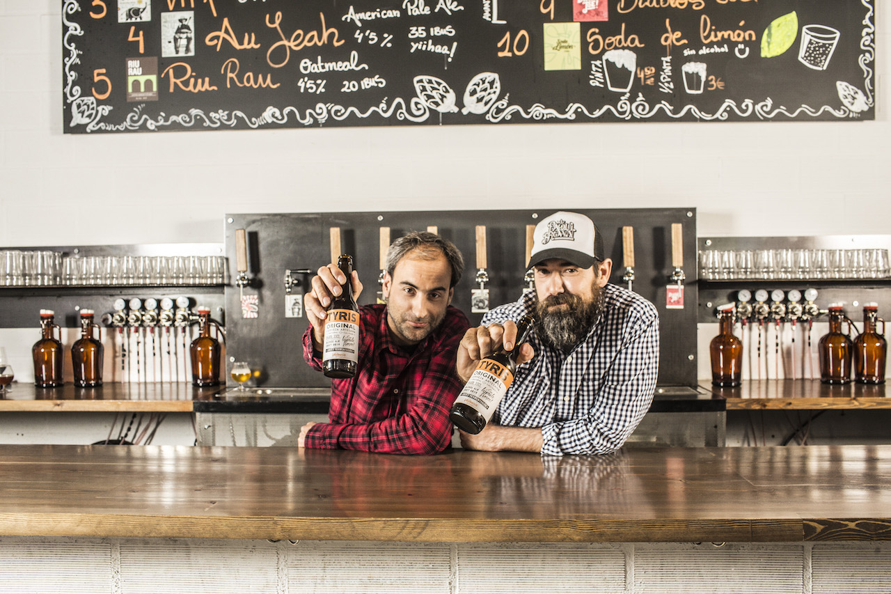 Tyris surfea la espuma (cervecera) de su propia ola