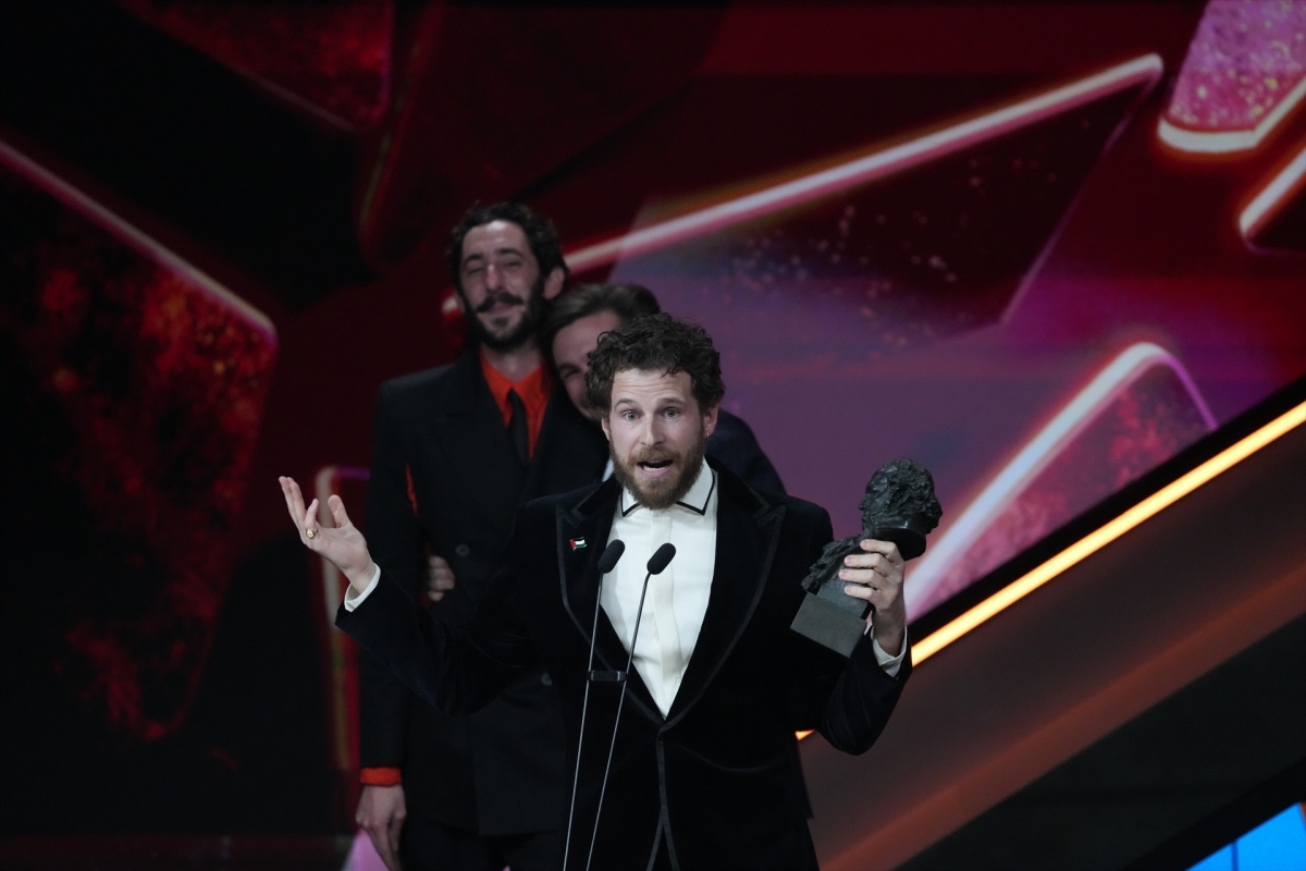 Álvaro Cervantes se lleva el Goya por su papel en 'Sorda' y se lo dedica a la molinense Miriam Garlo y las personas sordas