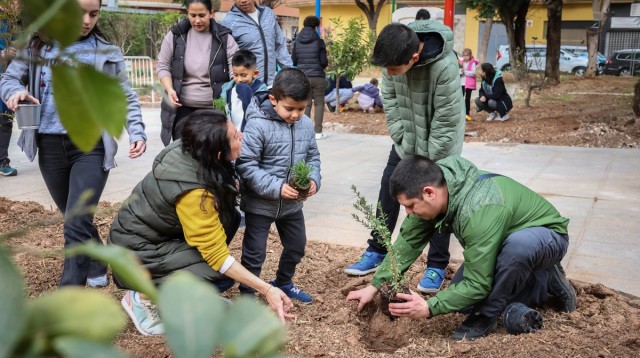 Más de 100 ondenses colaboran en la plantación de vegetación del renovado Parque de las Tres Culturas