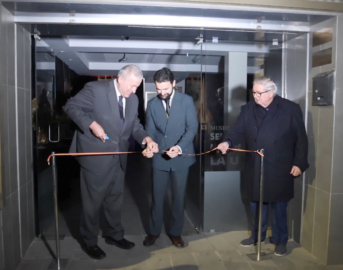 Muestra Visionarios del Amor; el hermano mayor José Cortado Balsalobre, el alcalde Joaquín Zapata y el senador Bernabé. - Foto: Carmen M. Meroño Muestra Visionarios del Amor; el hermano mayor José Cortado Balsalobre, el alcalde Joaquín Zapata y el senador Bernabé.