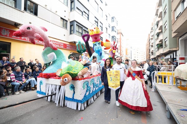 Los más pequeños llenan de color y alegría las calles de Burriana con la 