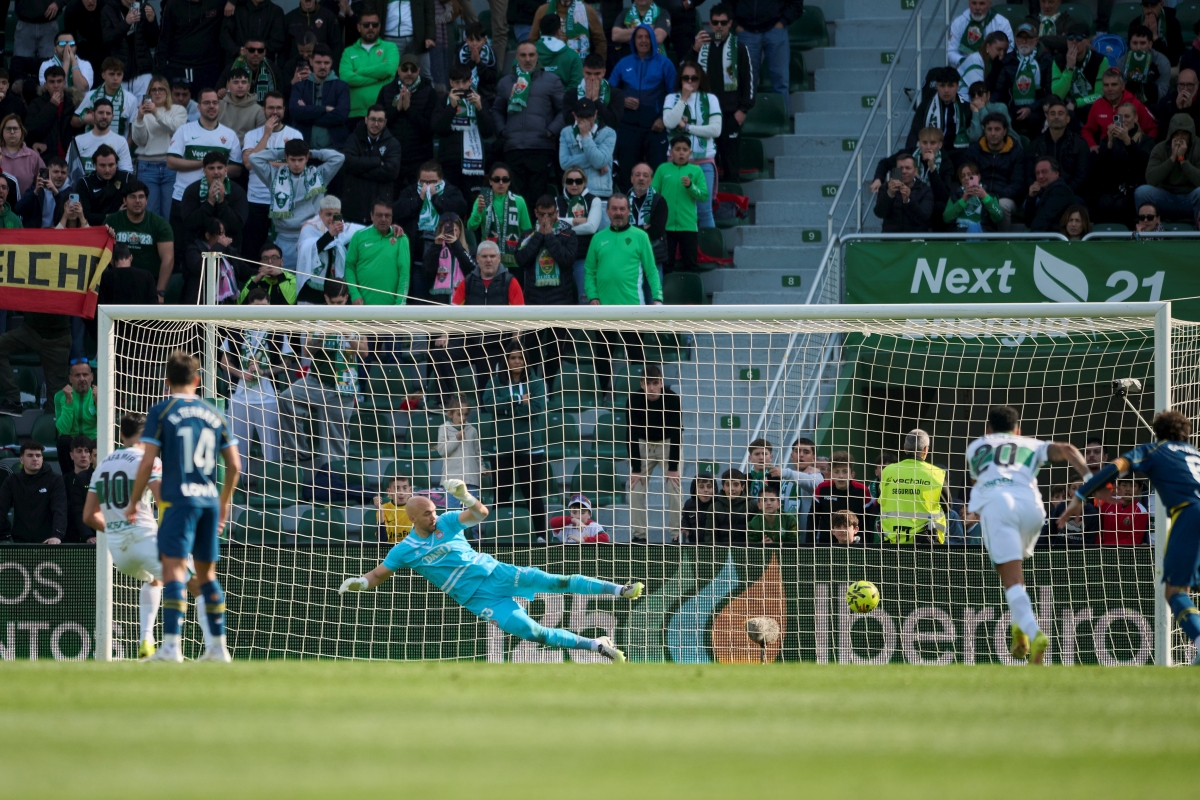Aguado y Mir sostienen al Elche CF en otra tarde de funambulismo