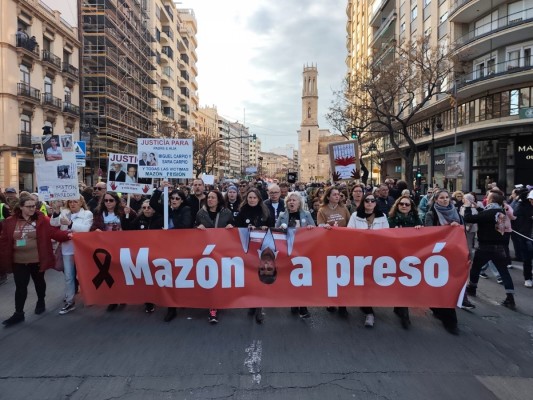 Una manifestación exige que Mazón 