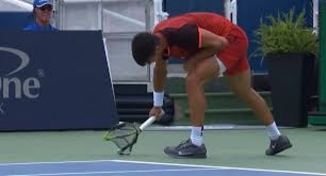 Alcaraz cae en Cincinnati y paga su rabia con la raqueta, que destroza contra el suelo