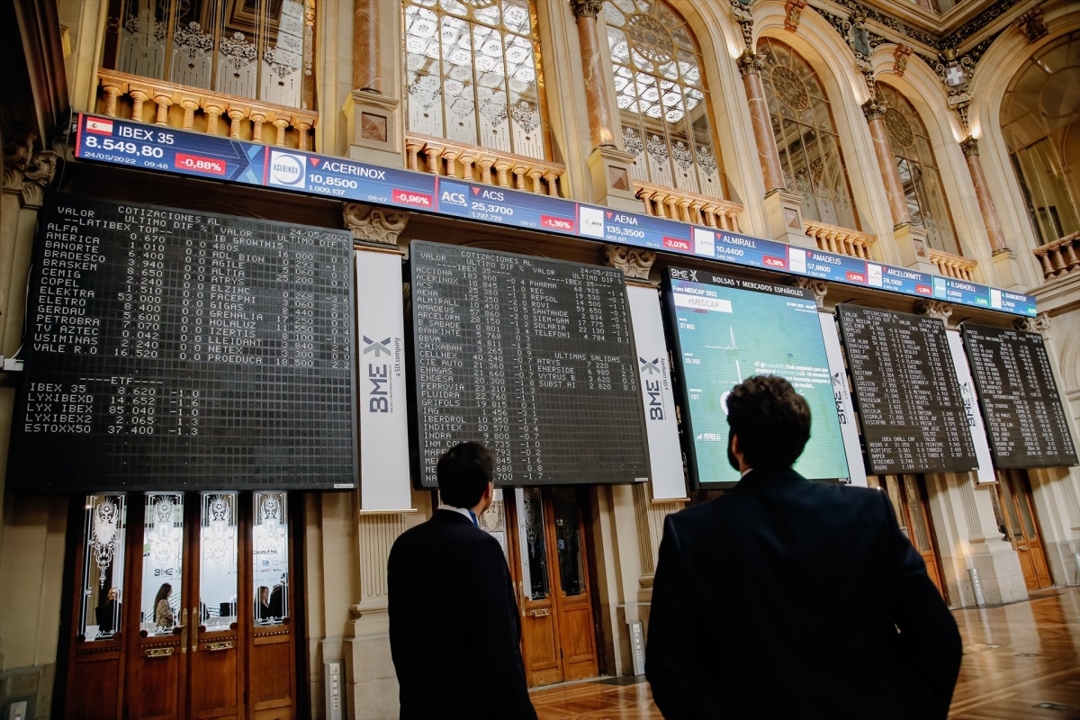 IAG, Inditex y Santander lideran las caídas del Ibex tras el ataque a Irán con descensos de hasta el 7%