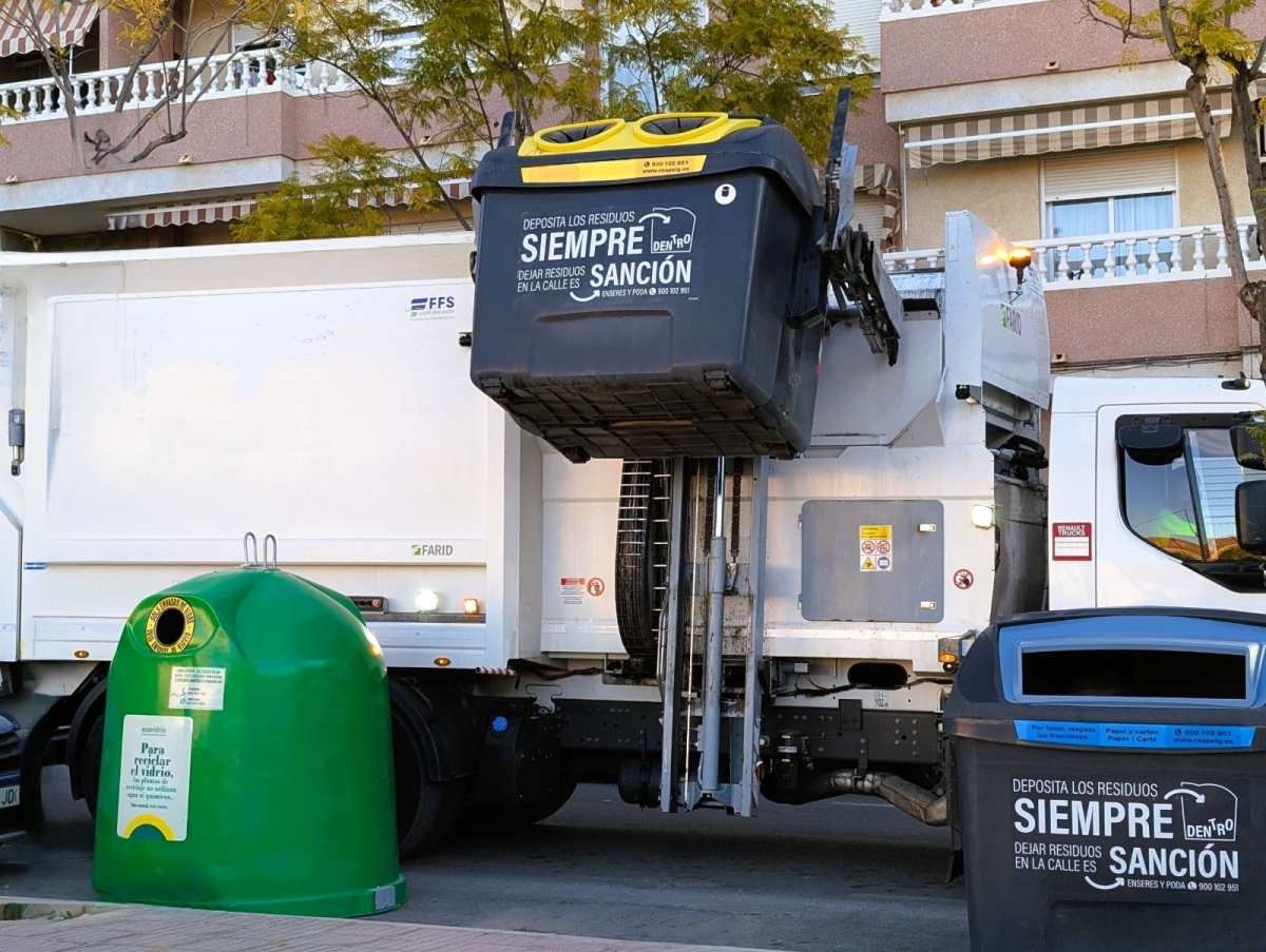 San Vicente estrena contrato de recogida de basuras: prueba los baldeos nocturnos como primera mejora