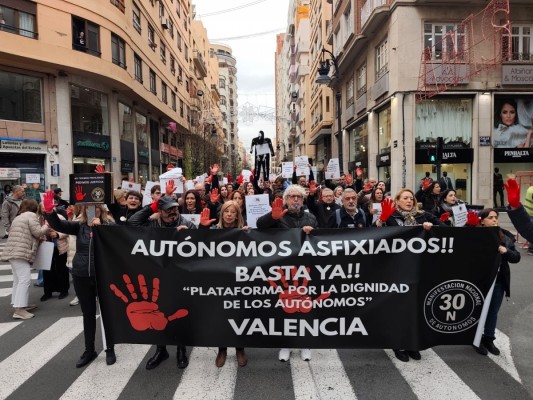 Autónomos se manifiestan en València para reclamar menos presión fiscal y poder ejercer 
