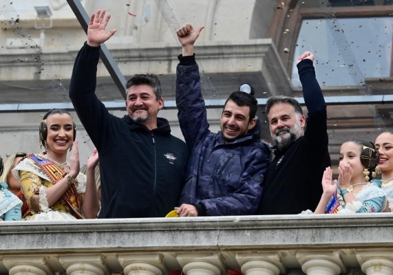 Hermanos Sirvent homenajea a su fundador con una potente mascletà: 