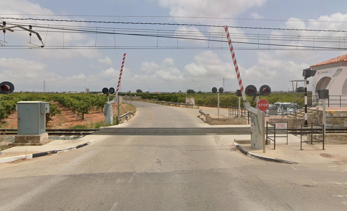 Paso a nivel en el apeadero de San Ramón, Picassent. - Foto: VP Paso a nivel en el apeadero de San Ramón, Picassent.