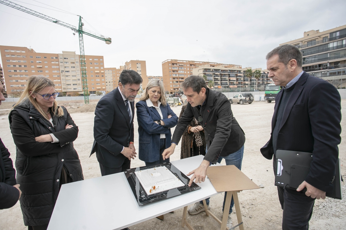 Alicante y el Consell prometen mejoras educativas con sombras y lanzan la reparación del Ayuntamiento