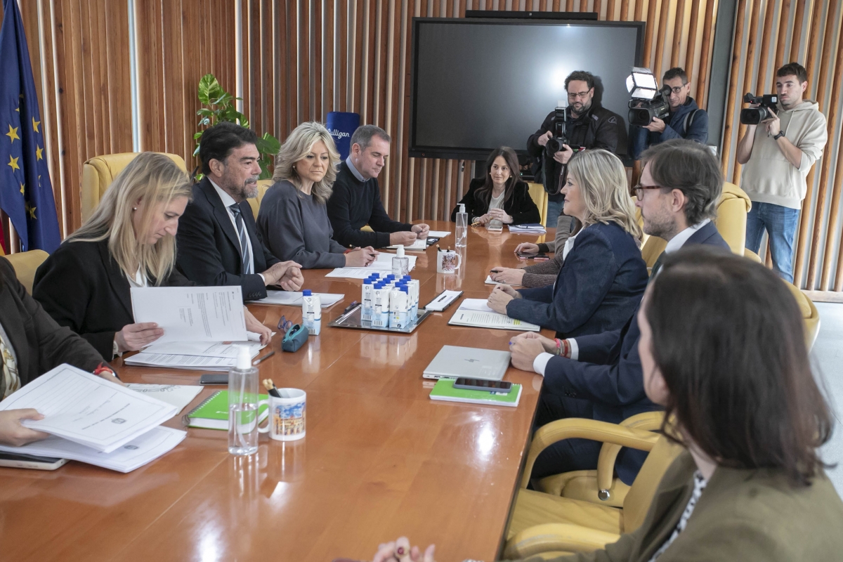 Los equipos del Ayuntamiento de Alicante y de Educación, durante la reunión de trabajo. - Los equipos del Ayuntamiento de Alicante y de Educación, durante la reunión de trabajo.