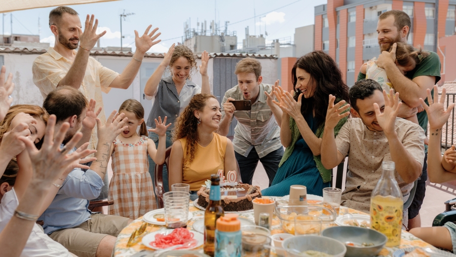 El éxito en los Goya de la película murciana 'Sorda' reabre el debate sobre la accesibilidad en salas de cine y teatros españoles