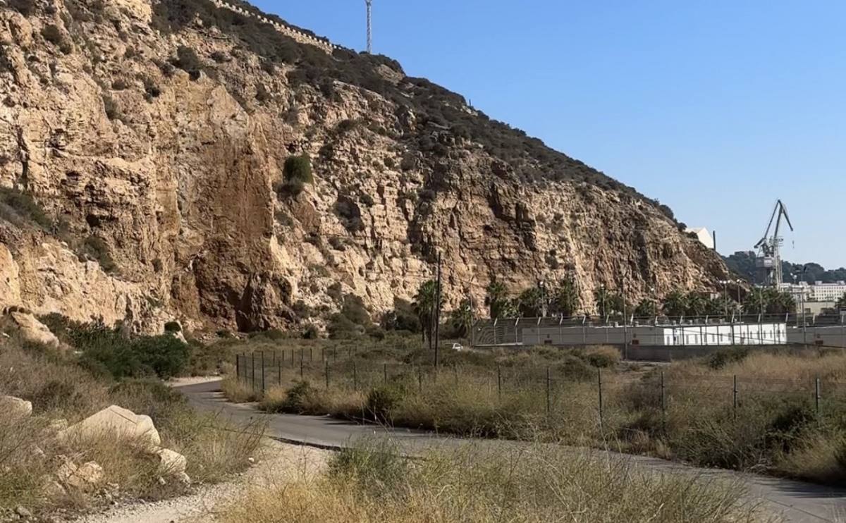 El vial al faro de Navidad de Cartagena y la futura playa del Espalmador encaran su fase decisiva