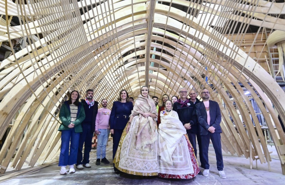 Miembros de la Corporación y las falleras mayores, en la Ciudad Fallera. - Foto: AYUNTAMIENTO DE VALÈNCIA