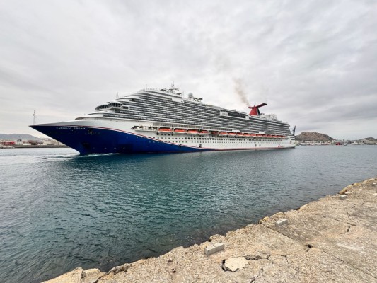 3.000 cruceristas para empezar: el Puerto inaugura temporada con una visita histórica de Carnival