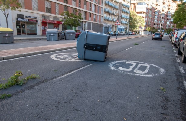 Alicante cierra los parques y prohíbe las sombrillas en las terrazas hosteleras por la alerta de viento