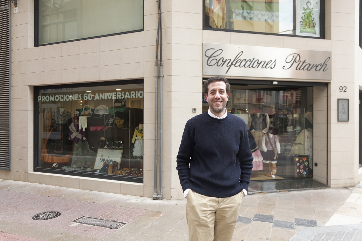 Más de 65 años de cultura entre telas: Confecciones Pitarch ensalza el origen y viste las fiestas de Castelló