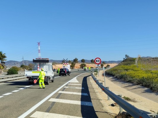 La Comunidad repinta 100 km de carreteras en Alhama, Totana, Mazarrón, Fuente Álamo, Murcia y el Campo de Cartagena