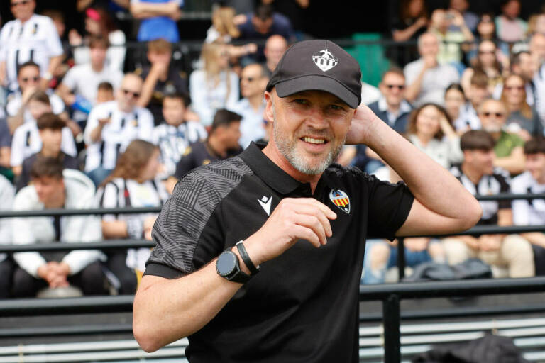 Schreuder pide un defensa y otro delantero centro para el tramo final del mercado
