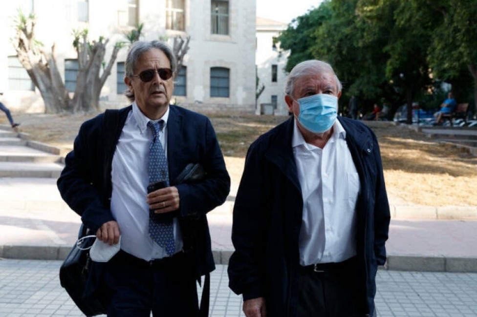 El exalcalde de Calp, Javier Morató (d), junto a su abogado.  - 