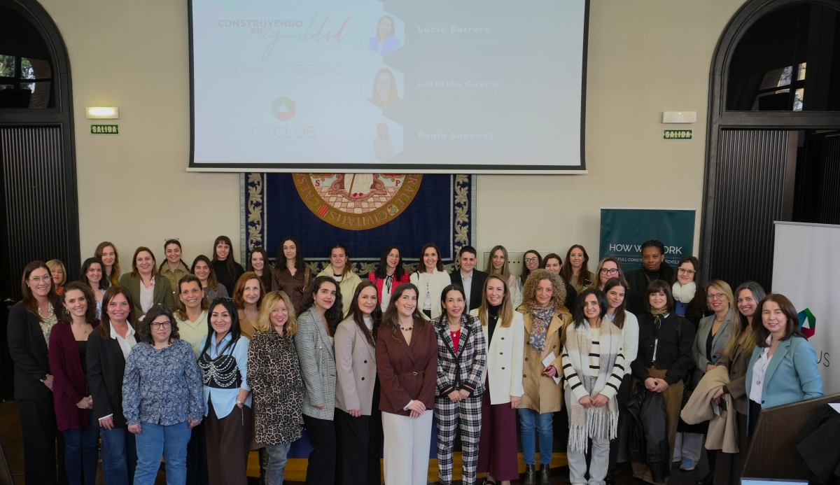 Profesionales y representantes del sector de la construcción durante el evento. - Foto: GRUPO CYCLUS Profesionales y representantes del sector de la construcción durante el evento.