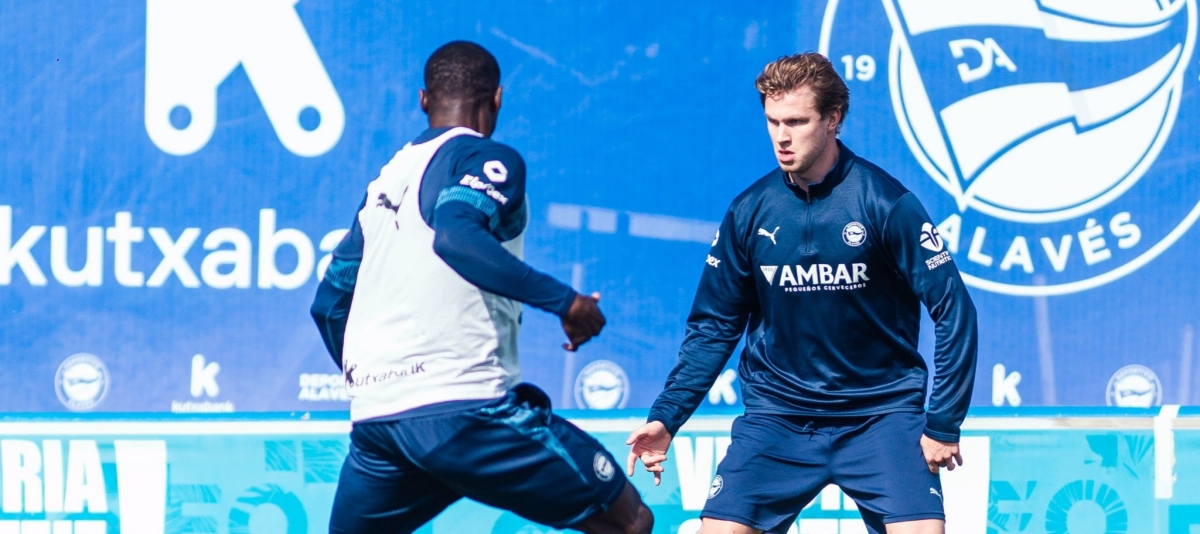 Urbano Santos dirige el entrenamiento del Alavés, ya sin Coudet