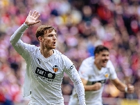 Beltran: "Obviamente que a uno le gustaría seguir en un club como el Valencia"