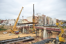 Paiporta recibe dos plataformas desde Galicia para la construcción de la pasarela afectada por la Dana