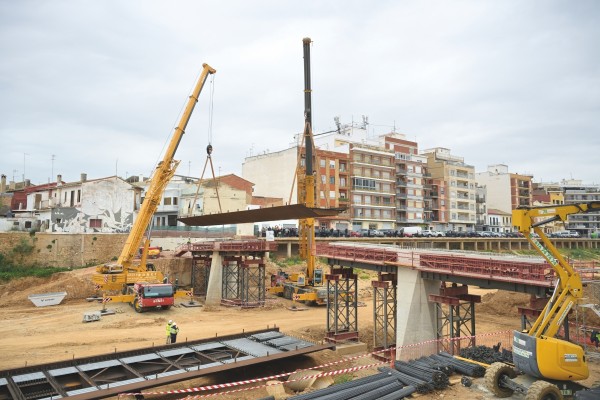 Paiporta recibe dos plataformas desde Galicia para la construcción de la pasarela afectada por la Dana
