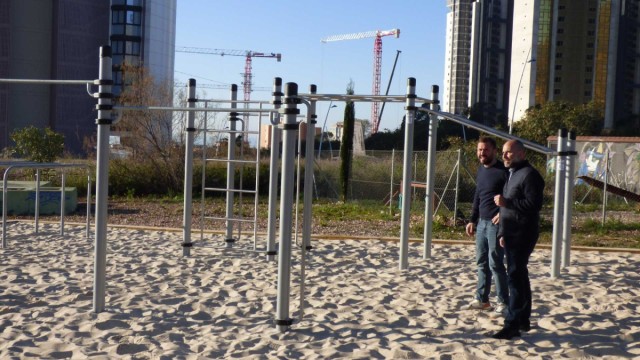 Benidorm amplía los espacios deportivos al aire libre con una nueva zona de calistenia en Poniente