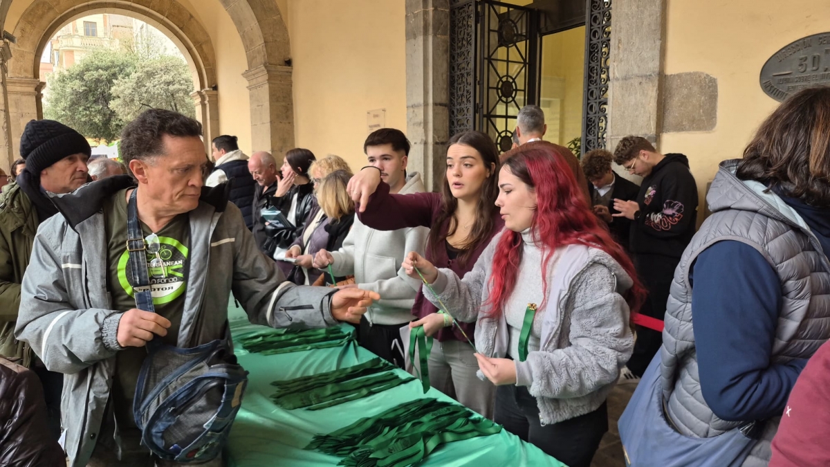 Castelló abre el reparto de 'llibrets', cintas y pulseras de Magdalena con un primer día de largas colas