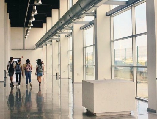 La obra de 47 artistas emergentes llenan el espacio T4 de la Facultat de Belles Arts
