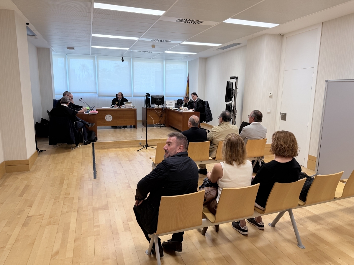 Absuelven a ex ediles y funcionarios de Elche y Santa Pola por los excesos de ruido de los chiringuitos del Carabassí