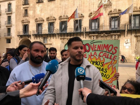 Los desalojados por el fuego en el barrio de Miguel Hernández de Alicante piden claridad sobre su futuro