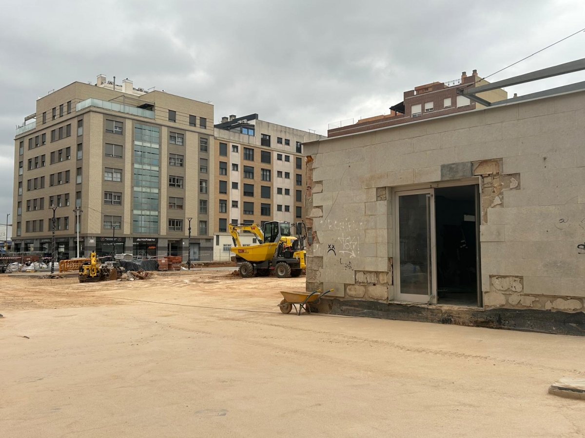 Obras en la plaza Vicente Barberá de Manises.