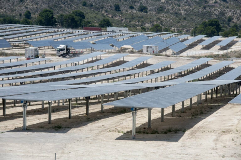 Energía recoge el rechazo de Alicante a dos plantas solares y buscará cambios hacia el consenso