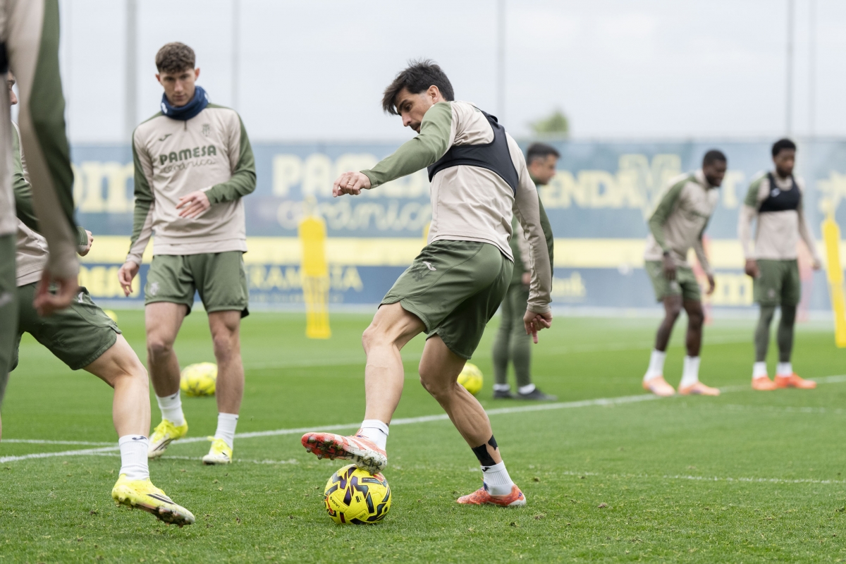 Gerard Moreno se reincorpora al trabajo con el grupo y Ayoze no arranca la semana previa al Elche