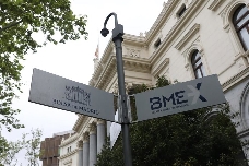 El Ibex 35 se desploma un 4,55% hasta los 17.062 enteros por la escalada en Oriente Medio