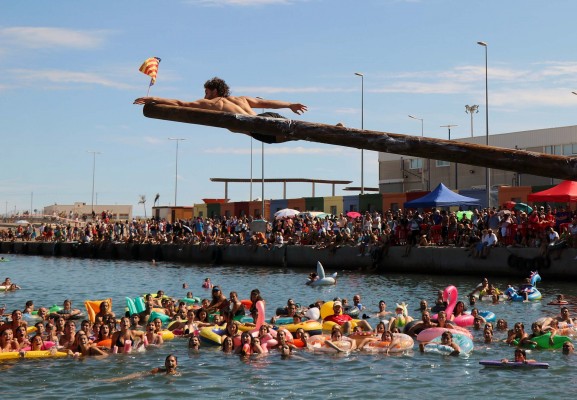 Las Fiestas Patronales de Puerto de Sagunto congregan a miles de personas en sus cucañas