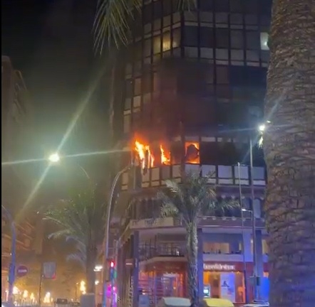 Un incendio en una vivienda de Alfonso El Sabio de Alicante deja heridos, desalojados y el corte de la avenida  