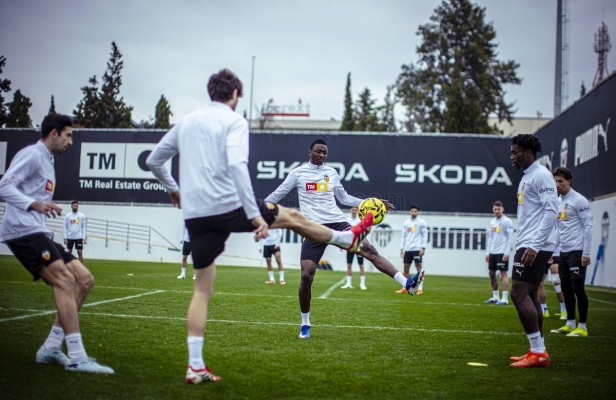 El Valencia CF prepara la visita del Deportivo Alavés sin Beltrán, pero con la presencia de Saravia