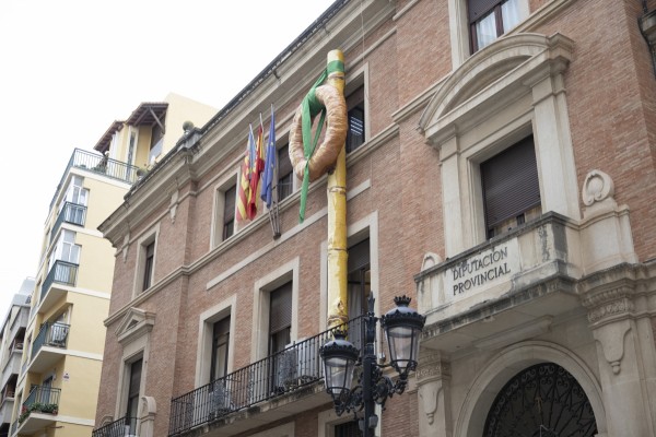 El Palacio de la Diputación se disfraza para las fiestas con los elementos más representativos de la Magdalena