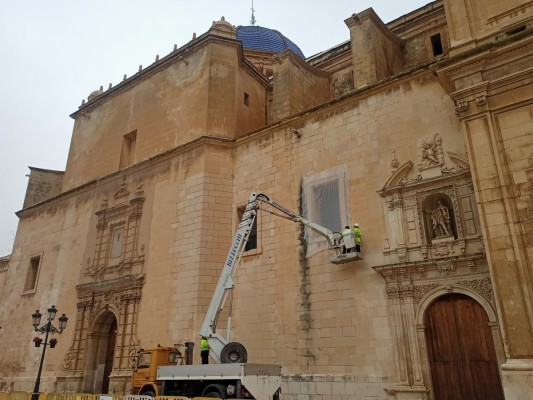 Más redes en Santa María en Elche: protectores en las ventanas por los últimos desprendimientos