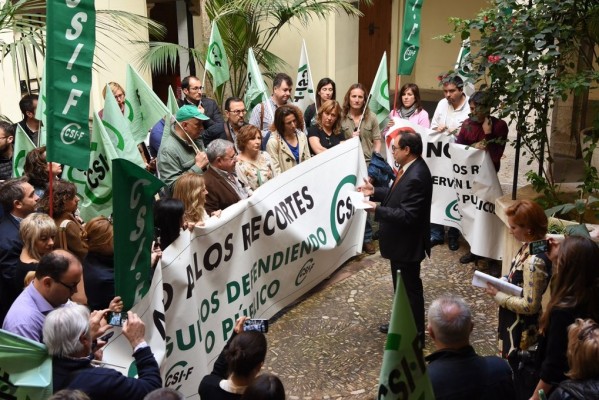 CSI-F se concentra ante Hacienda para exigir el pago de la extra de 2012 a los funcionarios