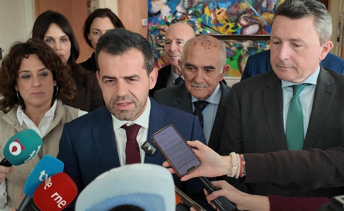 Rubén Martínez Alpañez, arropado por los diputados de Vox.