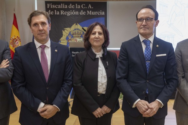 La fiscal general Peramato se compromete en Murcia a incrementar el número de plazas para Fiscalía